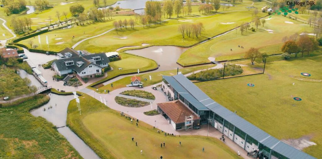 Als jij er klaar voor bent kun je spelen op 27 uitdagende holes voor ieder niveau bij De Hoge Dijk. Je vindt in de Abcoude-lus, Bullewijk-lus en de Holendrecht-lus uitdagingen voor ieder niveau. Loop je in de baan? Kijk eens om je heen en geniet van de natuur, en dat op nog geen kwartier rijden van Amsterdam-Centrum! Onze golfbaan is uitdagend voor ieder niveau.
