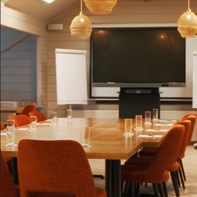 Zakelijk golfen. Golfen en business gaan altijd goed samen. Daarom biedt Golfcentrum De Hoge Dijk ondernemers uit Amsterdam en omgeving de mogelijkheid hun netwerk te verbreden met gelijkgestemden en liefhebbers.